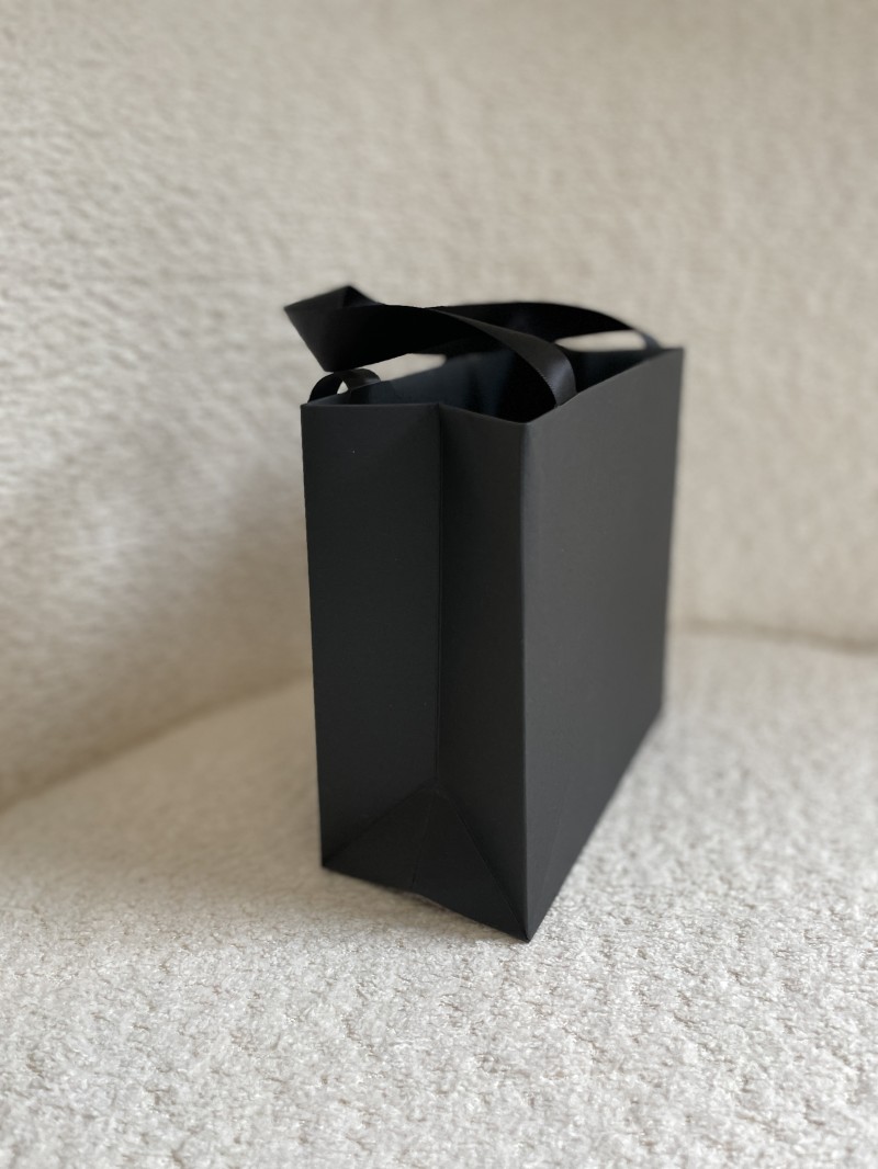 Bolsa de papel de lujo negra – asas negras – XS (16 x 8 x 16 cm)
