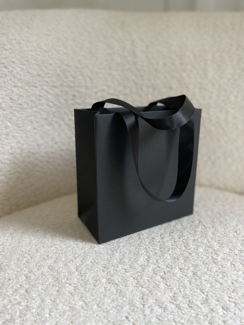 Bolsa de papel de lujo negra – asas negras – XS (16 x 8 x 16 cm)