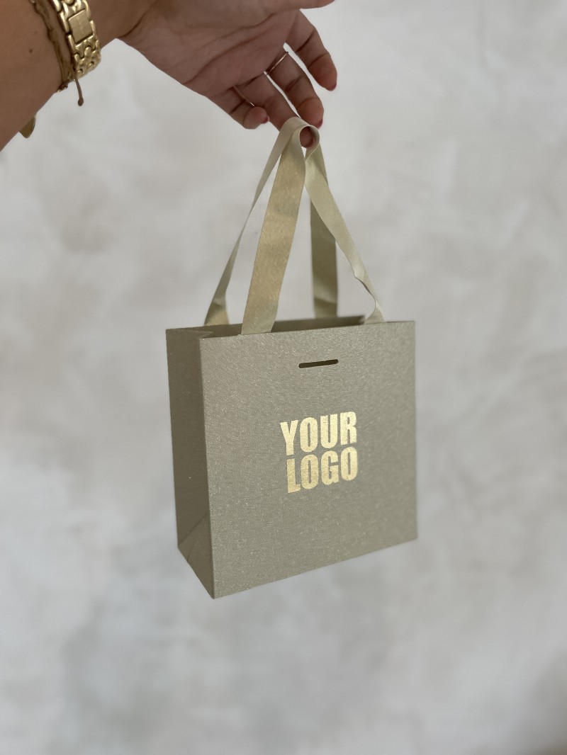 BOLSA DE PAPEL LUJO DORADA CON BRILLOS – XS (16x8x16 cm)