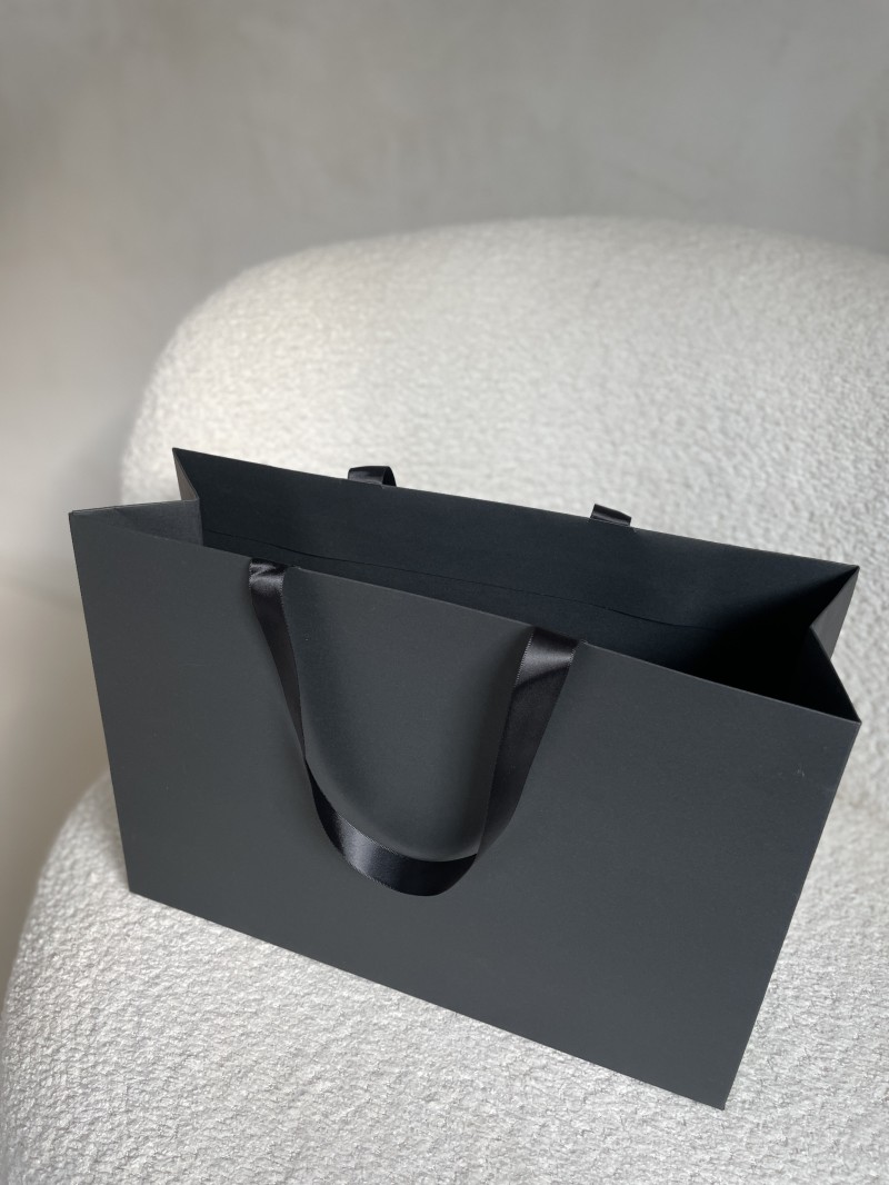 Bolsa de papel de lujo negra – asas negras – M (35 x 12 x 25 cm)