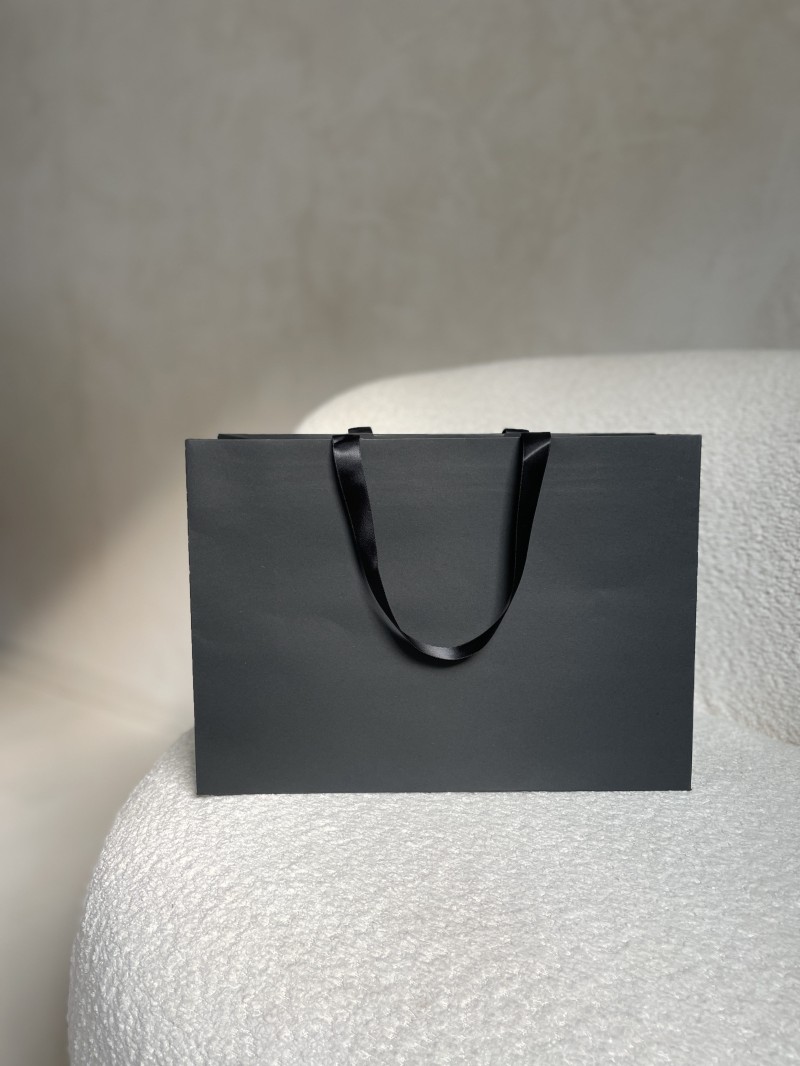 Bolsa de papel de lujo negra – asas negras – M (35 x 12 x 25 cm)
