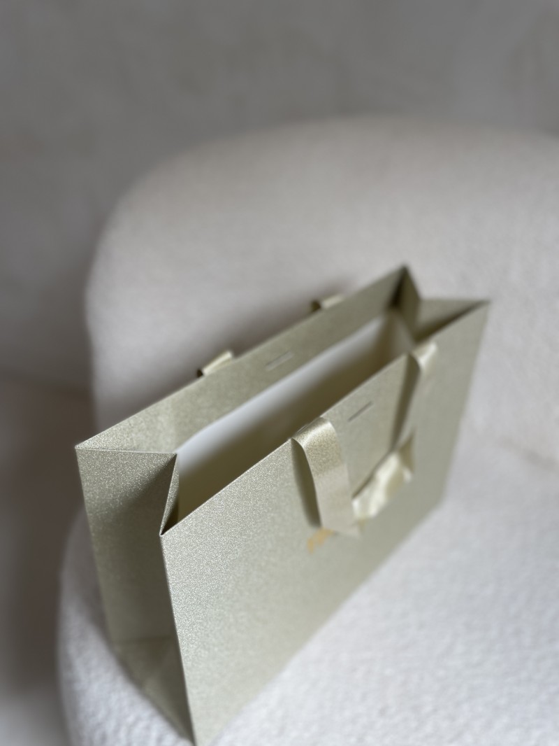 BOLSA DE PAPEL LUJO DORADA CON BRILLOS – M (35x12x25 cm)