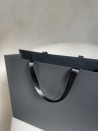 Bolsa de papel de lujo negra – asas negras – L (45 x 14 x 35 cm)