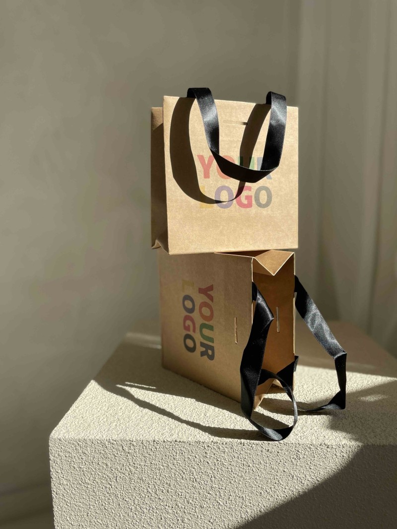 Bolsa de papel de lujo kraft – asas negras – XS (16 x 8 x 16 cm)