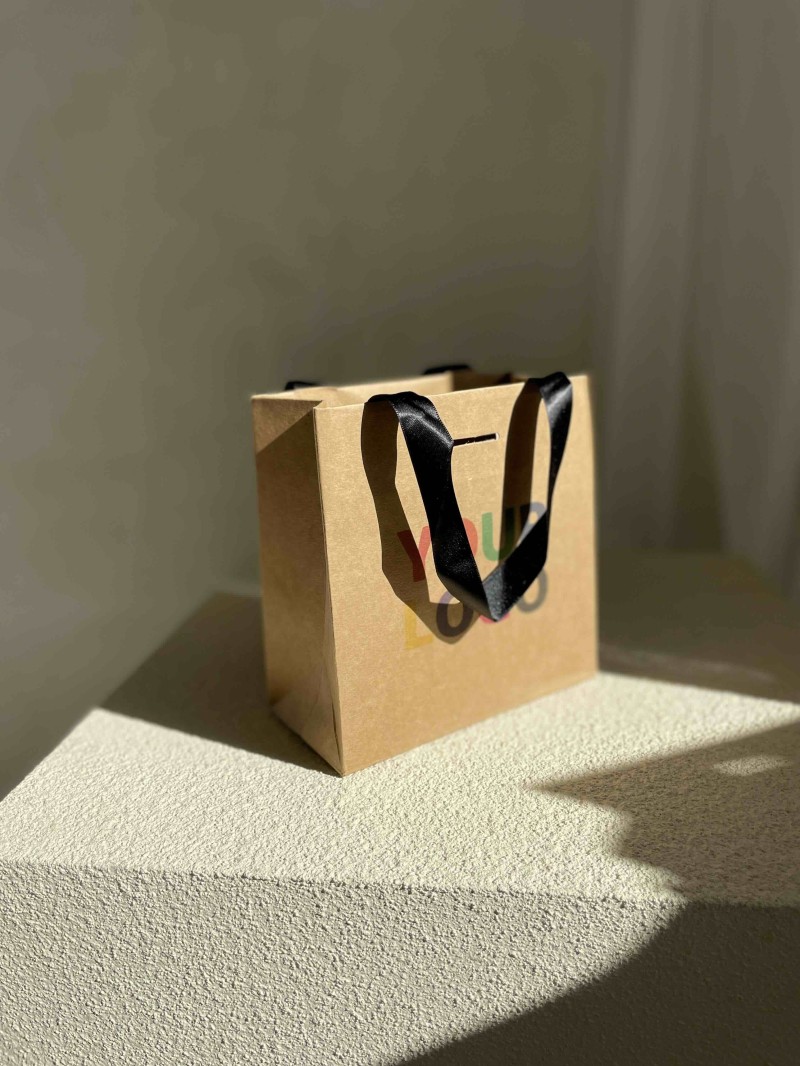 Bolsa de papel de lujo kraft – asas negras – XS (16 x 8 x 16 cm)