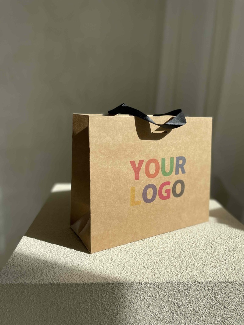 Bolsa de papel de lujo kraft – asas negras – S (25 x 10 x 20 cm)