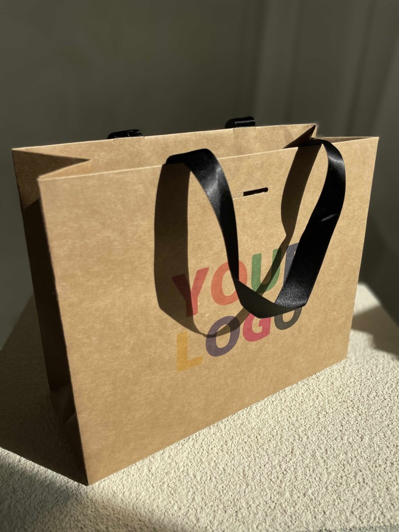 Bolsa de papel de lujo kraft – asas negras – S (25 x 10 x 20 cm)