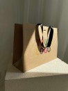 Bolsa de papel de lujo kraft – asas negras – M (35 x 12 x 25 cm)