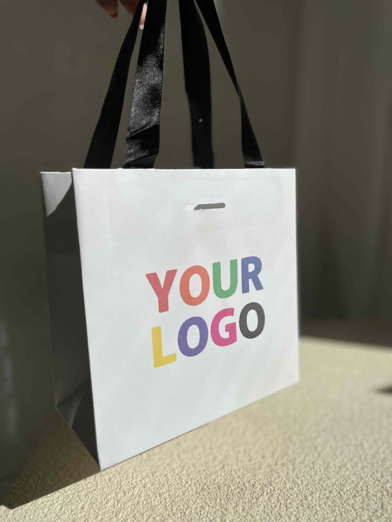 LUXURY PAPER BAG WHITE – BLACK HANDLES – XS (16x8x16 cm)