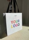 LUXUSPAPIERTASCHE WEISS – SCHWARZE HENKEL – XS (16x8x16 cm)