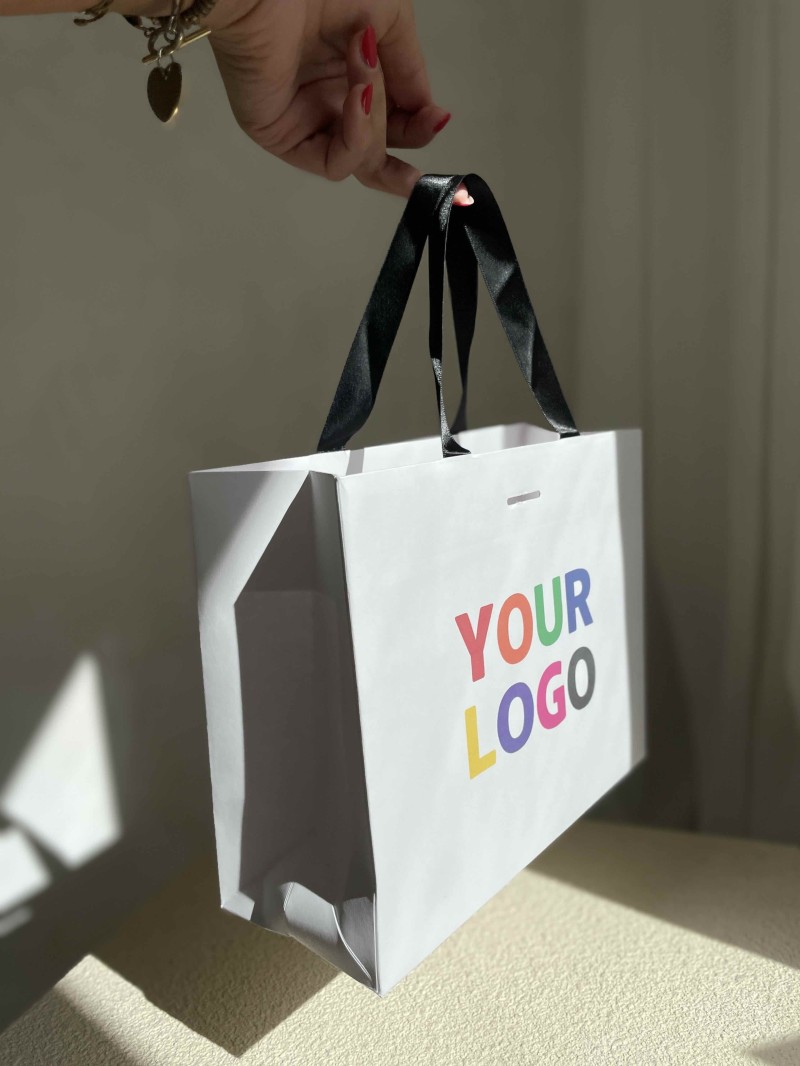 BOLSA DE PAPEL LUJO BLANCA – ASAS NEGRAS – S (25x10x20 cm)
