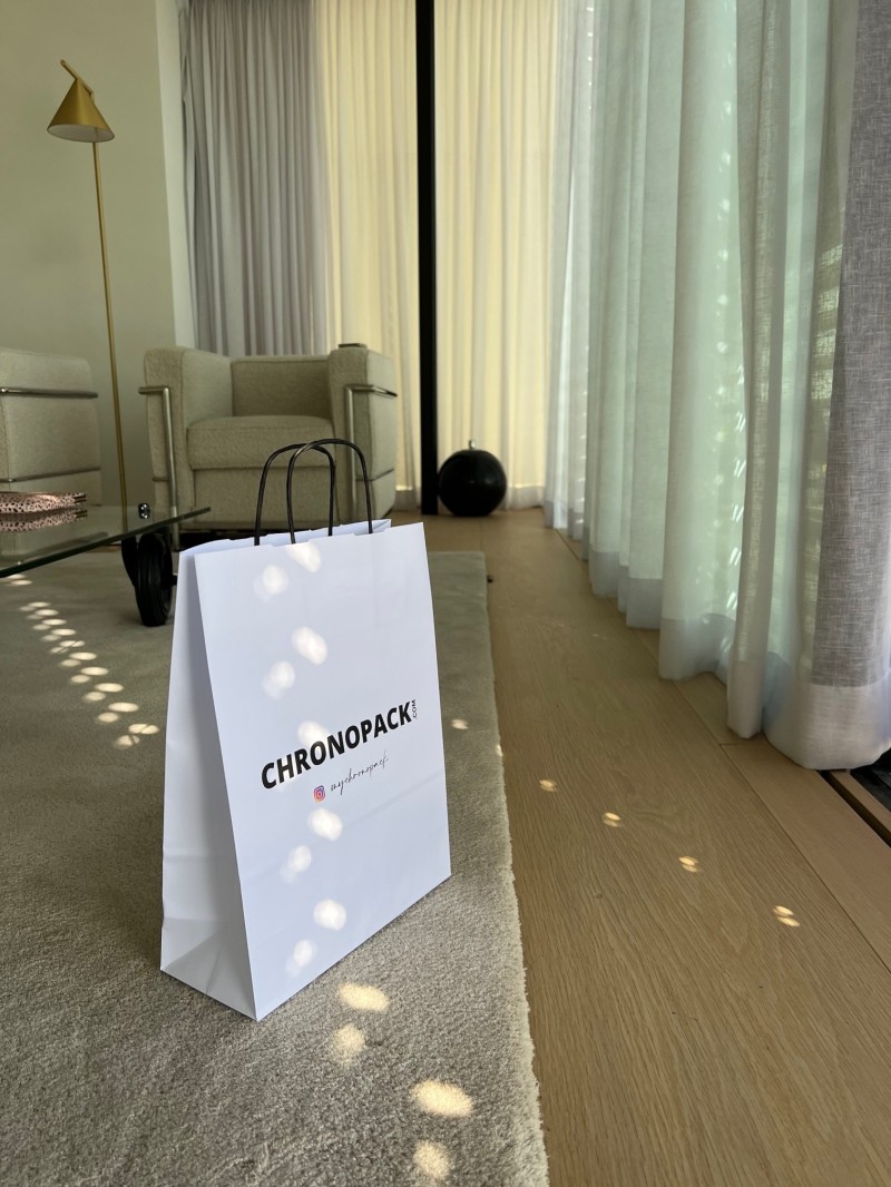 Sac kraft Blanc M – Avec Poignées Noires Et Logo Bien En Vue