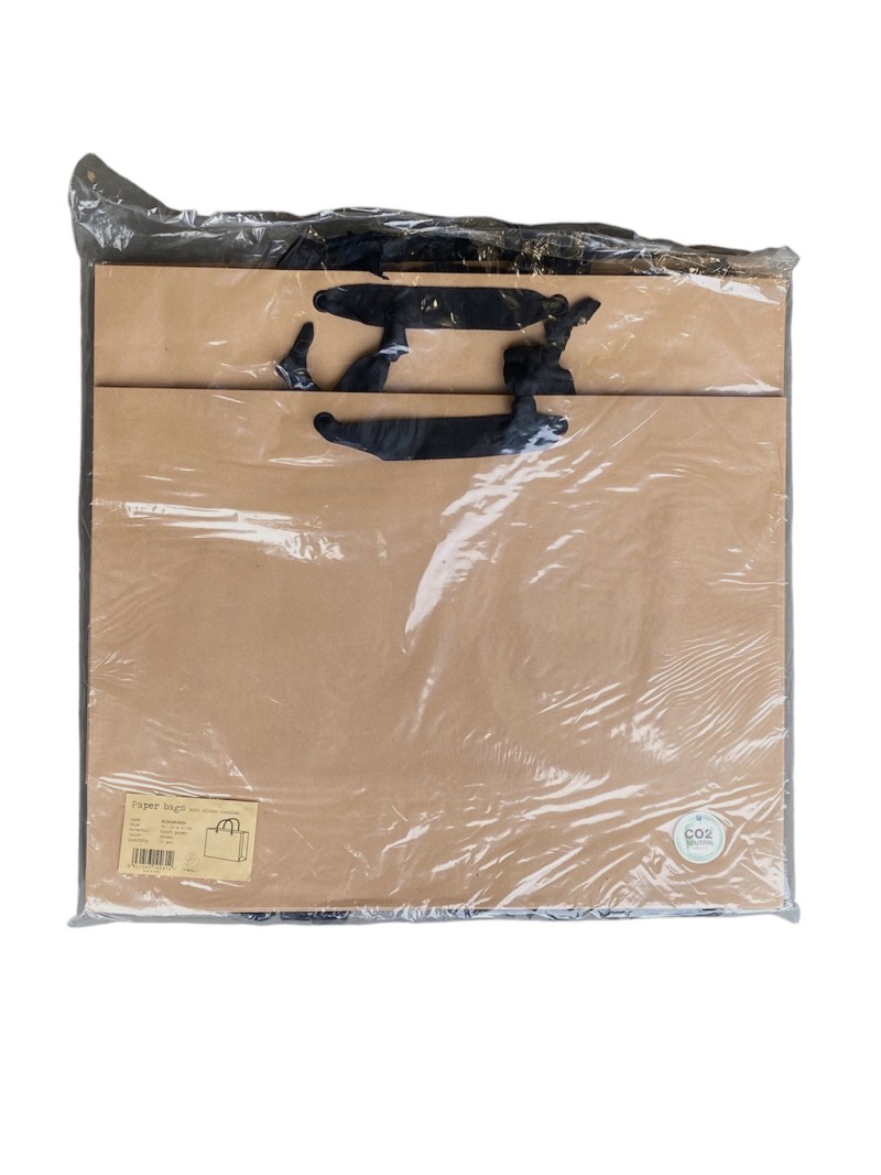 Bolsa de papel kraft con asas de cinta negra