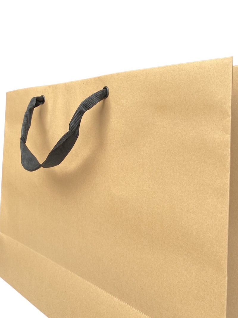 Bolsa de papel kraft con asas de cinta negra