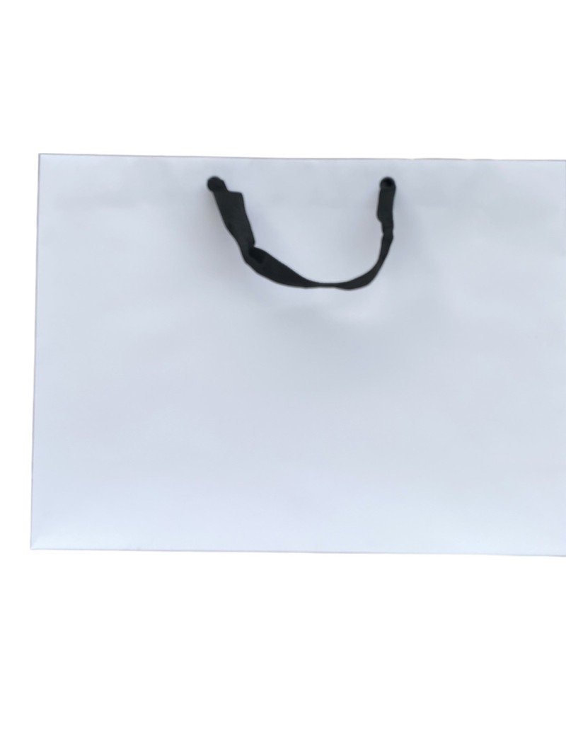 Bolsa de papel blanca con asas de cinta negra