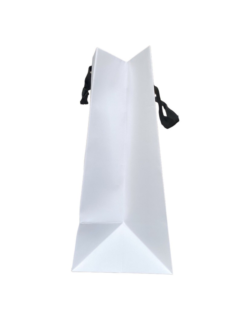 Bolsa de papel blanca con asas de cinta negra