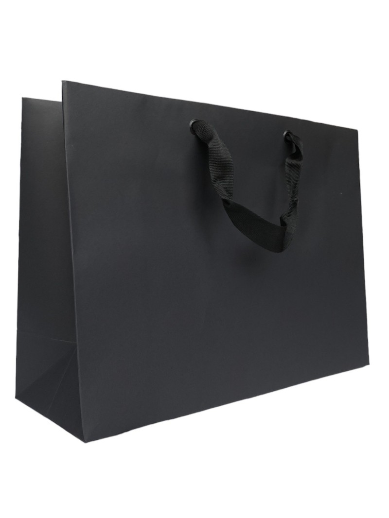 Bolsa de papel negra con asas de cinta negra