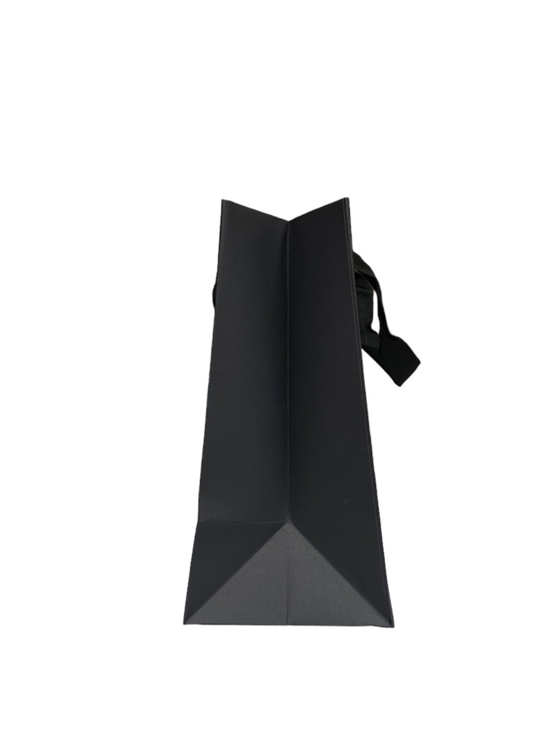 Schwarze Papiertüte mit schwarzen Satinbändern