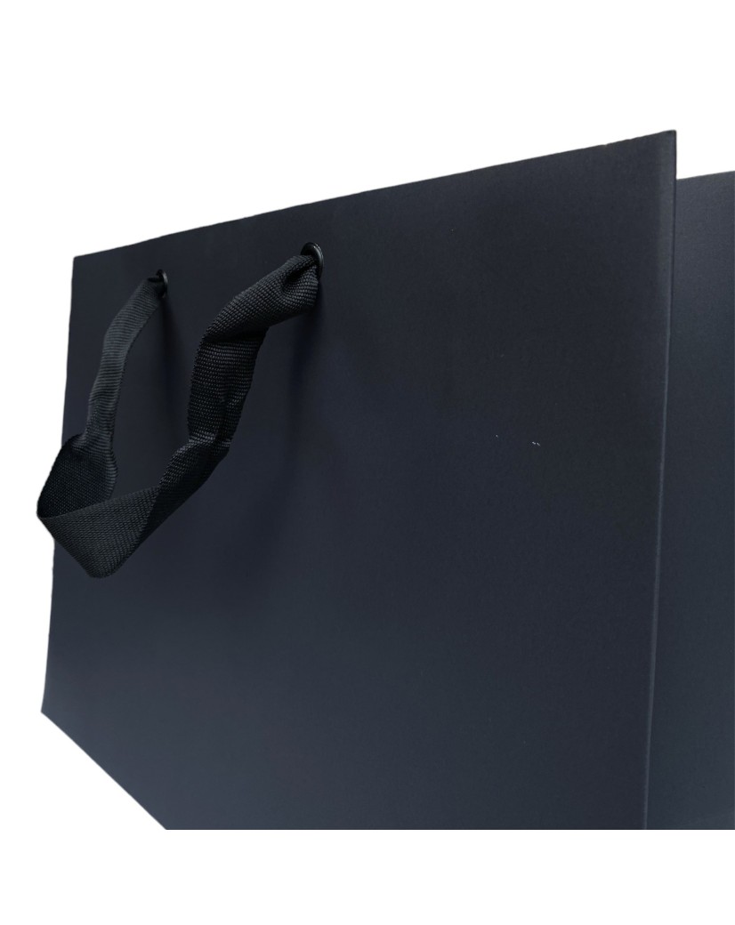 Schwarze Papiertüte mit schwarzen Satinbändern