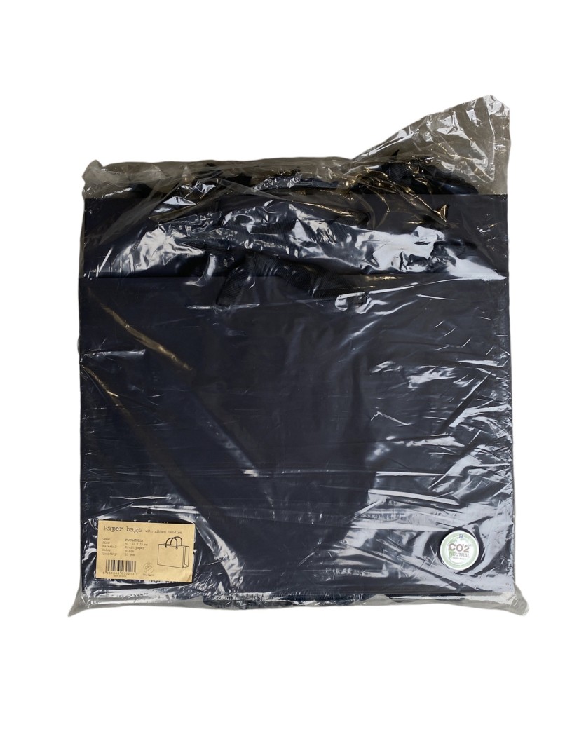 Bolsa de papel negra con asas de cinta negra