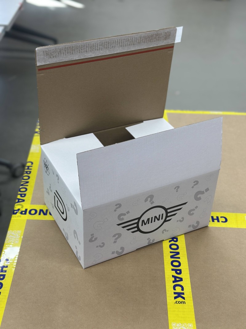 Versandkarton mit Klebestreifen - Weiß M