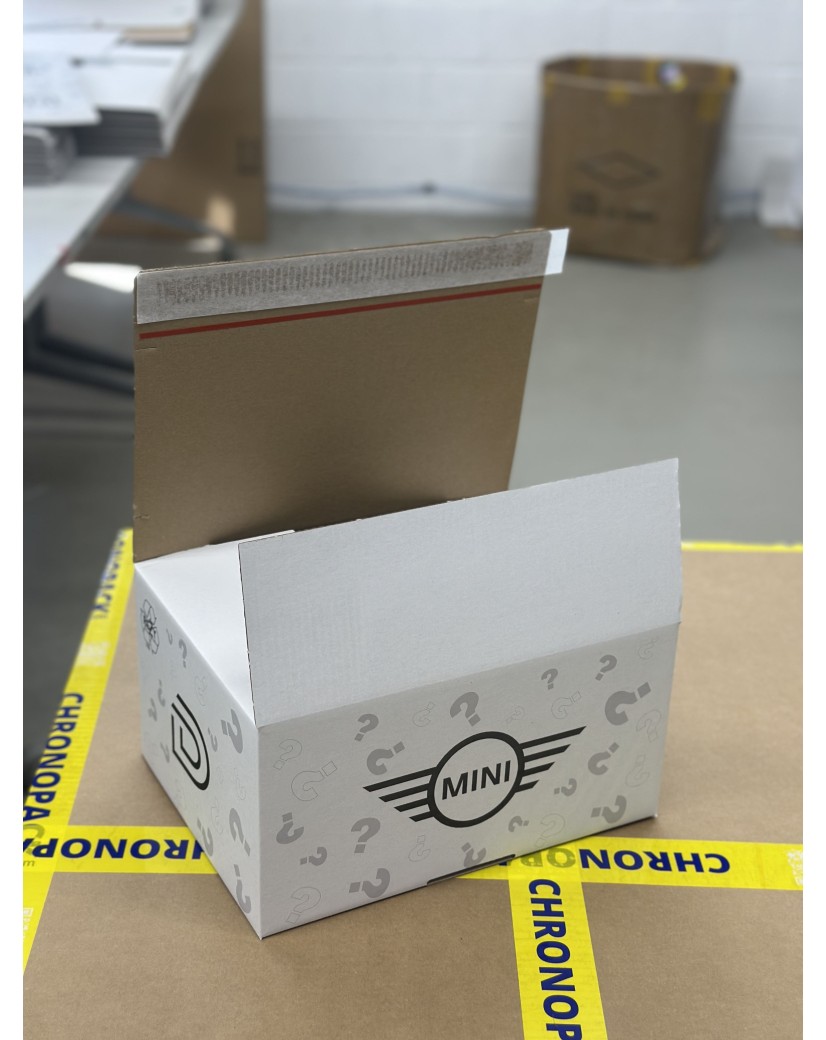 Caja de envío con cierre adhesivo - Blanca M